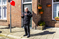 903730 Afbeelding van een bewoner van de Rivierenwijk te Utrecht bij het eerbetoon in de Berkelstraat tijdens de ...